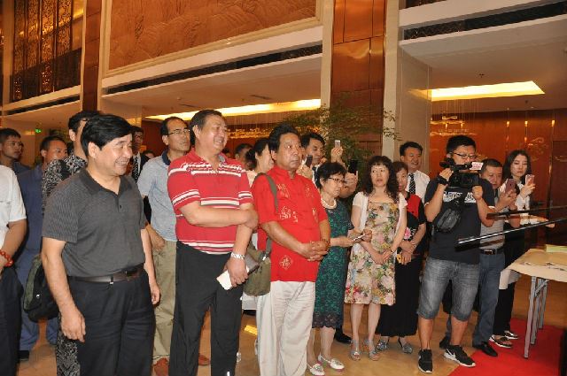 陕西省新闻书画家协会举办“七夕弄巧翰墨传情”慈善书画笔会