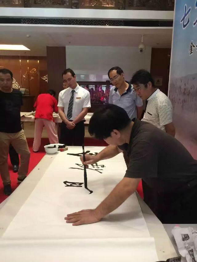 陕西省新闻书画家协会举办“七夕弄巧翰墨传情”慈善书画笔会