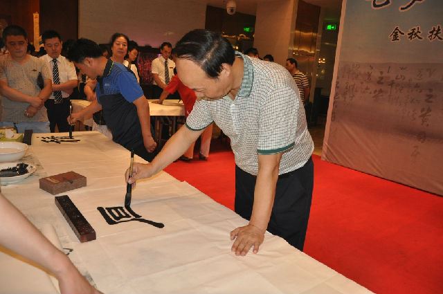 陕西省新闻书画家协会举办“七夕弄巧翰墨传情”慈善书画笔会