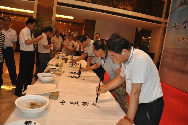 陕西省新闻书画家协会举办“七夕弄巧翰墨传情”慈善书画笔会