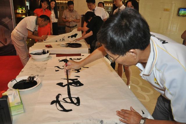 陕西省新闻书画家协会举办“七夕弄巧翰墨传情”慈善书画笔会