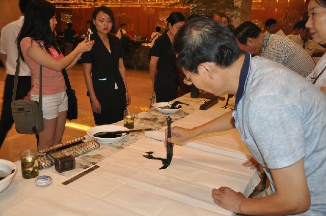 陕西省新闻书画家协会举办“七夕弄巧翰墨传情”慈善书画笔会