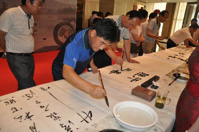 陕西省新闻书画家协会举办“七夕弄巧翰墨传情”慈善书画笔会