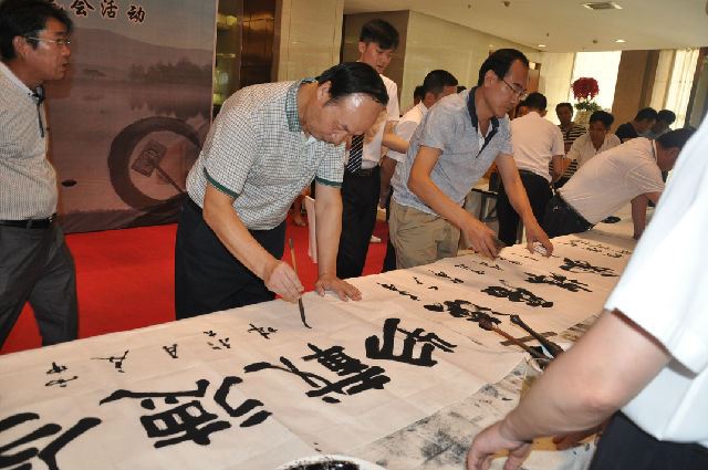 陕西省新闻书画家协会举办“七夕弄巧翰墨传情”慈善书画笔会