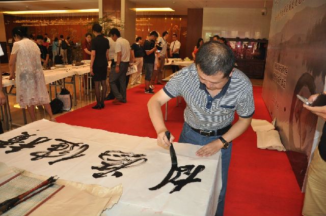 陕西省新闻书画家协会举办“七夕弄巧翰墨传情”慈善书画笔会