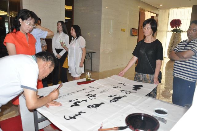 陕西省新闻书画家协会举办“七夕弄巧翰墨传情”慈善书画笔会