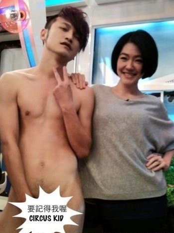 小S微博公开全裸男合照再次挑战低俗底线