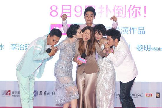 范冰冰亲吻美女导演胸部赞“丰满”(图)