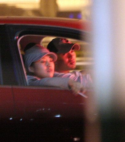 公共场所吸烟被拍有失形象的十大女星