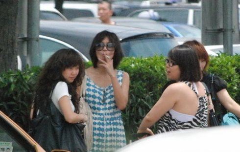 公共场所吸烟被拍有失形象的十大女星