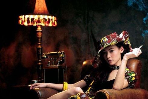 公共场所吸烟被拍有失形象的十大女星