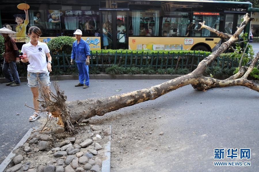 浙江宁波地标建筑摩天轮被台风吹折