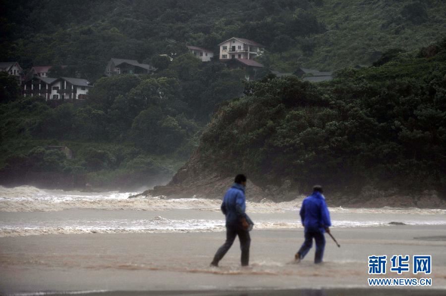 浙江宁波地标建筑摩天轮被台风吹折