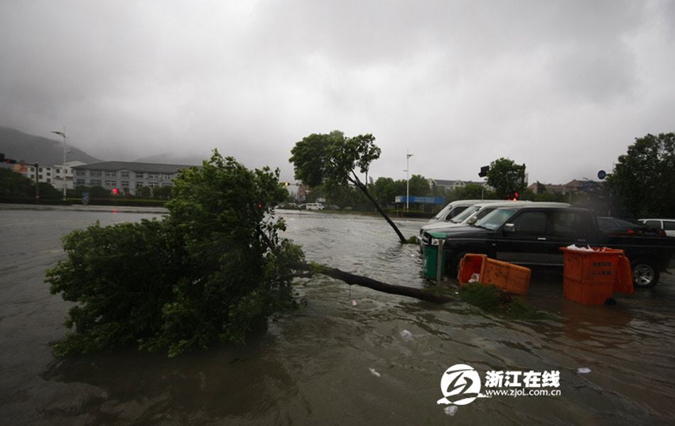 浙江宁波地标建筑摩天轮被台风吹折