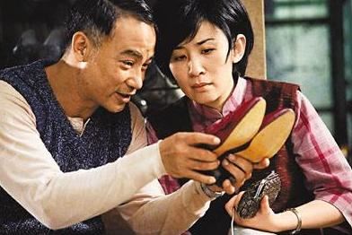 39岁谋女郎董洁离婚多年显苍老，和64岁任达华同框看起来像同龄人