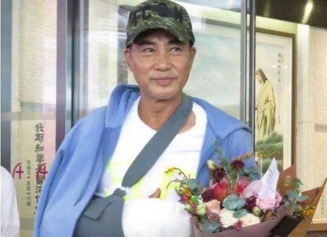 39岁谋女郎董洁离婚多年显苍老，和64岁任达华同框看起来像同龄人