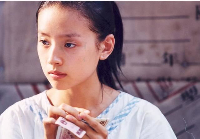 39岁谋女郎董洁离婚多年显苍老，和64岁任达华同框看起来像同龄人