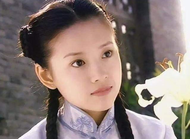 39岁谋女郎董洁离婚多年显苍老，和64岁任达华同框看起来像同龄人