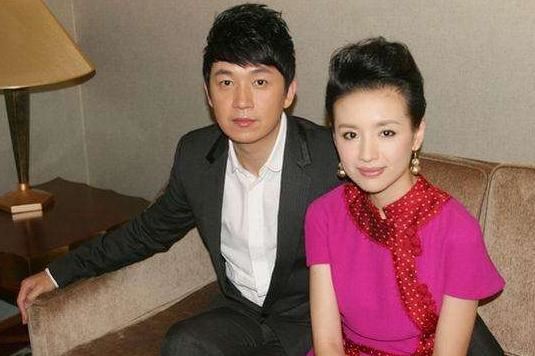 39岁谋女郎董洁离婚多年显苍老，和64岁任达华同框看起来像同龄人