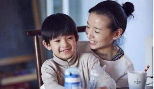 39岁谋女郎董洁离婚多年显苍老，和64岁任达华同框看起来像同龄人