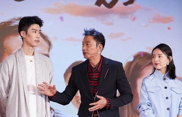 39岁谋女郎董洁离婚多年显苍老，和64岁任达华同框看起来像同龄人