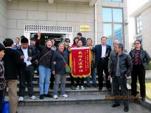 笑纳表扬锦旗和拒收“另类锦旗”的尴尬!