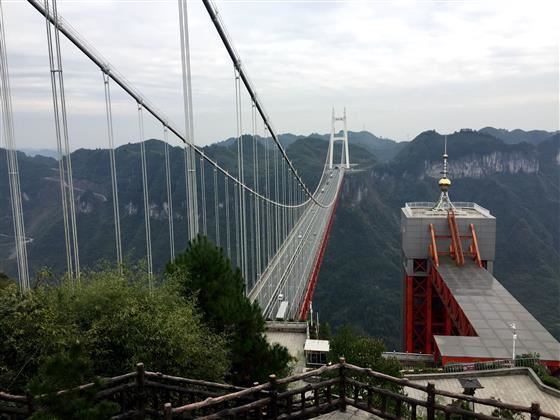 现代公路奇观：吉首矮寨大桥