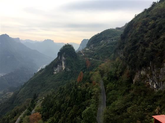 现代公路奇观：吉首矮寨大桥