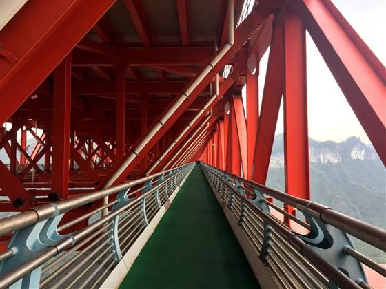 现代公路奇观：吉首矮寨大桥