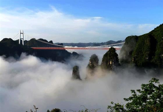 现代公路奇观：吉首矮寨大桥