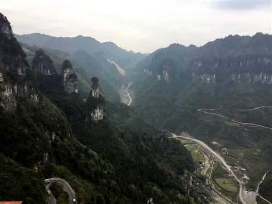 现代公路奇观：吉首矮寨大桥