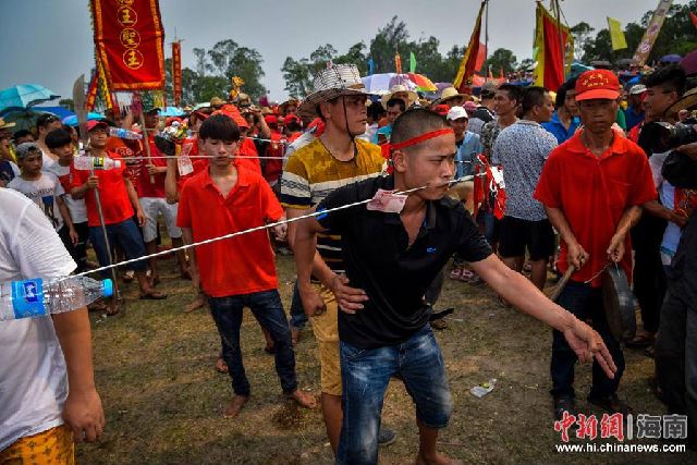 海南军坡节钢钎穿腮令人不忍直视