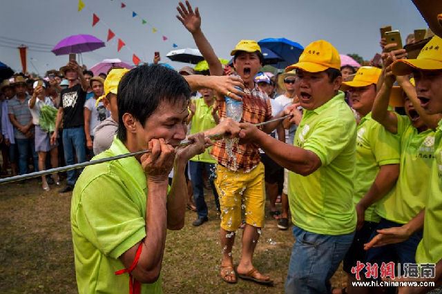 海南军坡节钢钎穿腮令人不忍直视