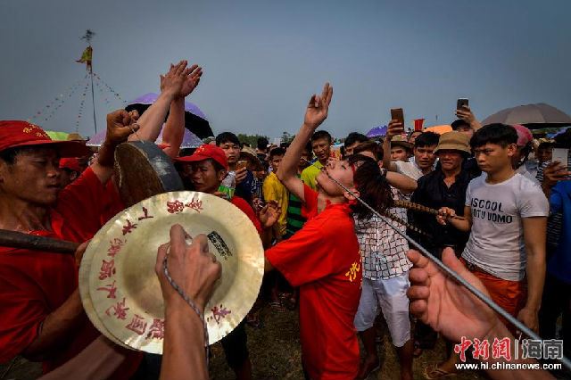 海南军坡节钢钎穿腮令人不忍直视