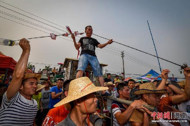 海南军坡节钢钎穿腮令人不忍直视