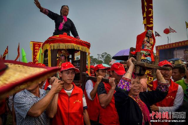 海南军坡节钢钎穿腮令人不忍直视