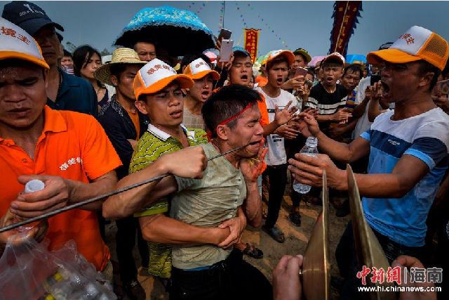 海南军坡节钢钎穿腮令人不忍直视