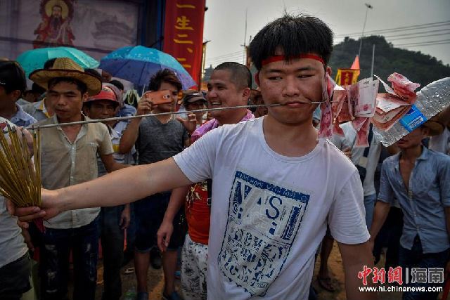 海南军坡节钢钎穿腮令人不忍直视