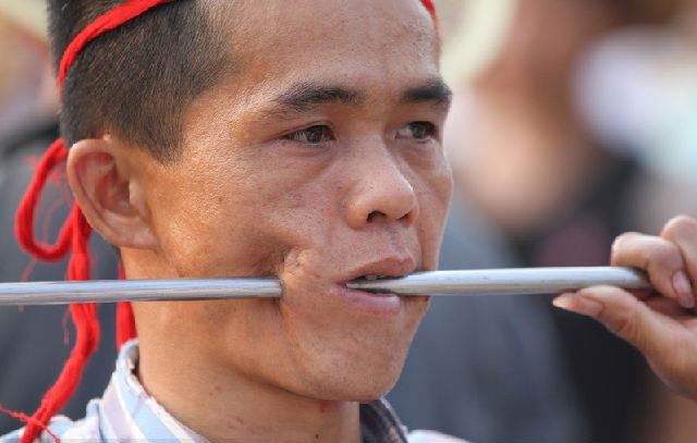 海南军坡节钢钎穿腮令人不忍直视