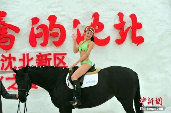 实拍美女穿爆乳比基尼在雪地骑马（图）