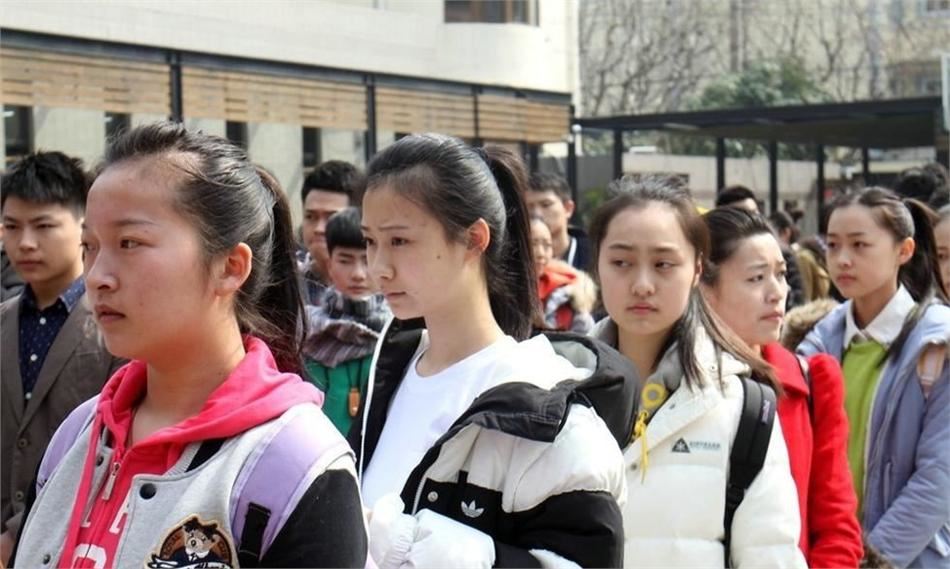 实拍上戏艺考美女考生清新靓丽（图）