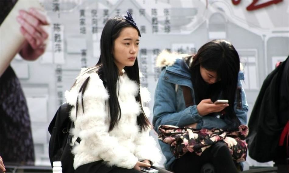 实拍上戏艺考美女考生清新靓丽（图）