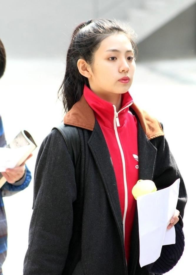 实拍上戏艺考美女考生清新靓丽（图）