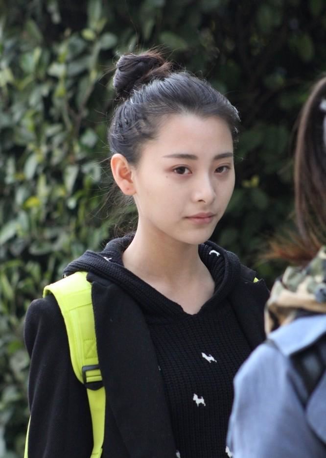 实拍上戏艺考美女考生清新靓丽（图）