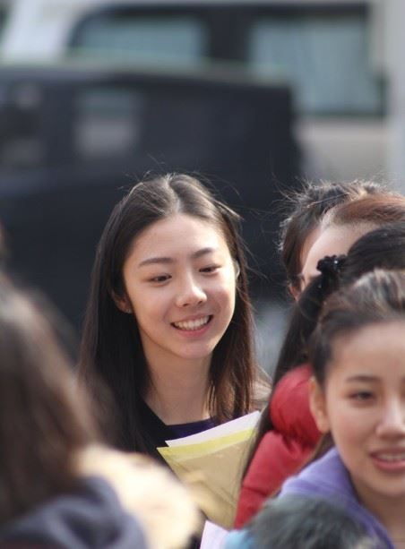 实拍上戏艺考美女考生清新靓丽（图）