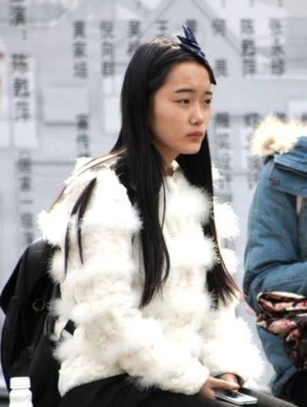 实拍上戏艺考美女考生清新靓丽（图）