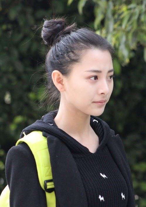 实拍上戏艺考美女考生清新靓丽（图）