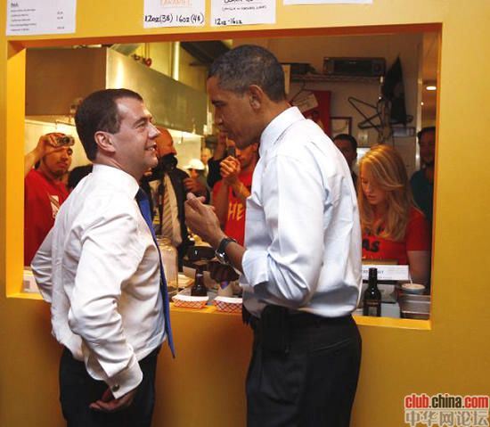 奥巴马带俄总统小店吃汉堡，给中国官员上了一课