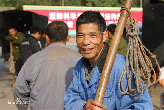 那个方脑壳哈戳戳的想不通跳了河
