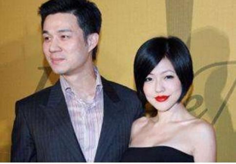 被曾宝仪小S哄抢未遂，娶小19岁90后美女，48岁黄子佼有何魅力？